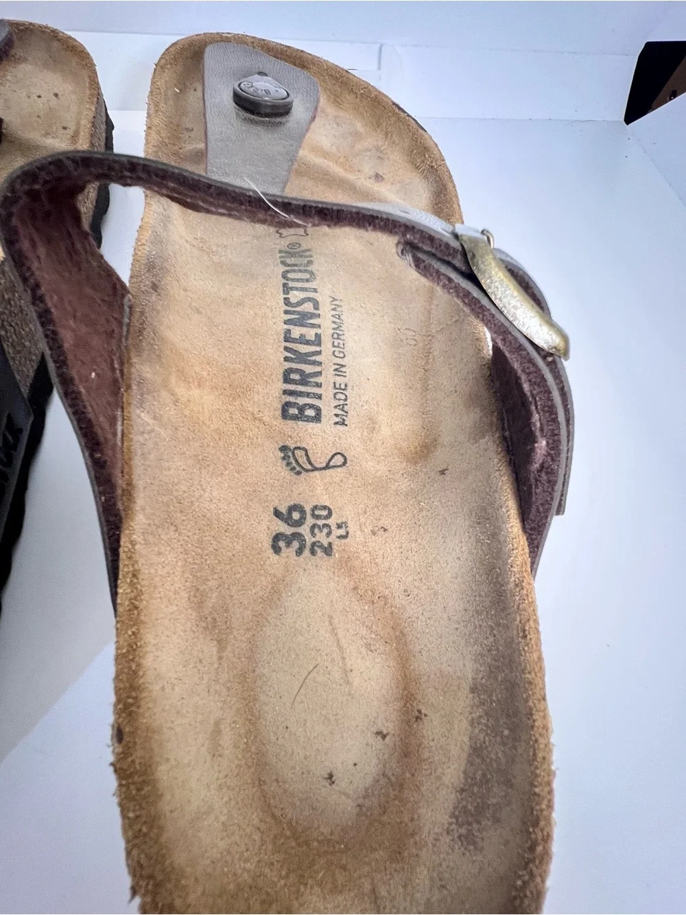 Birkenstock Gizeh in Golden Brown size 36 or 6